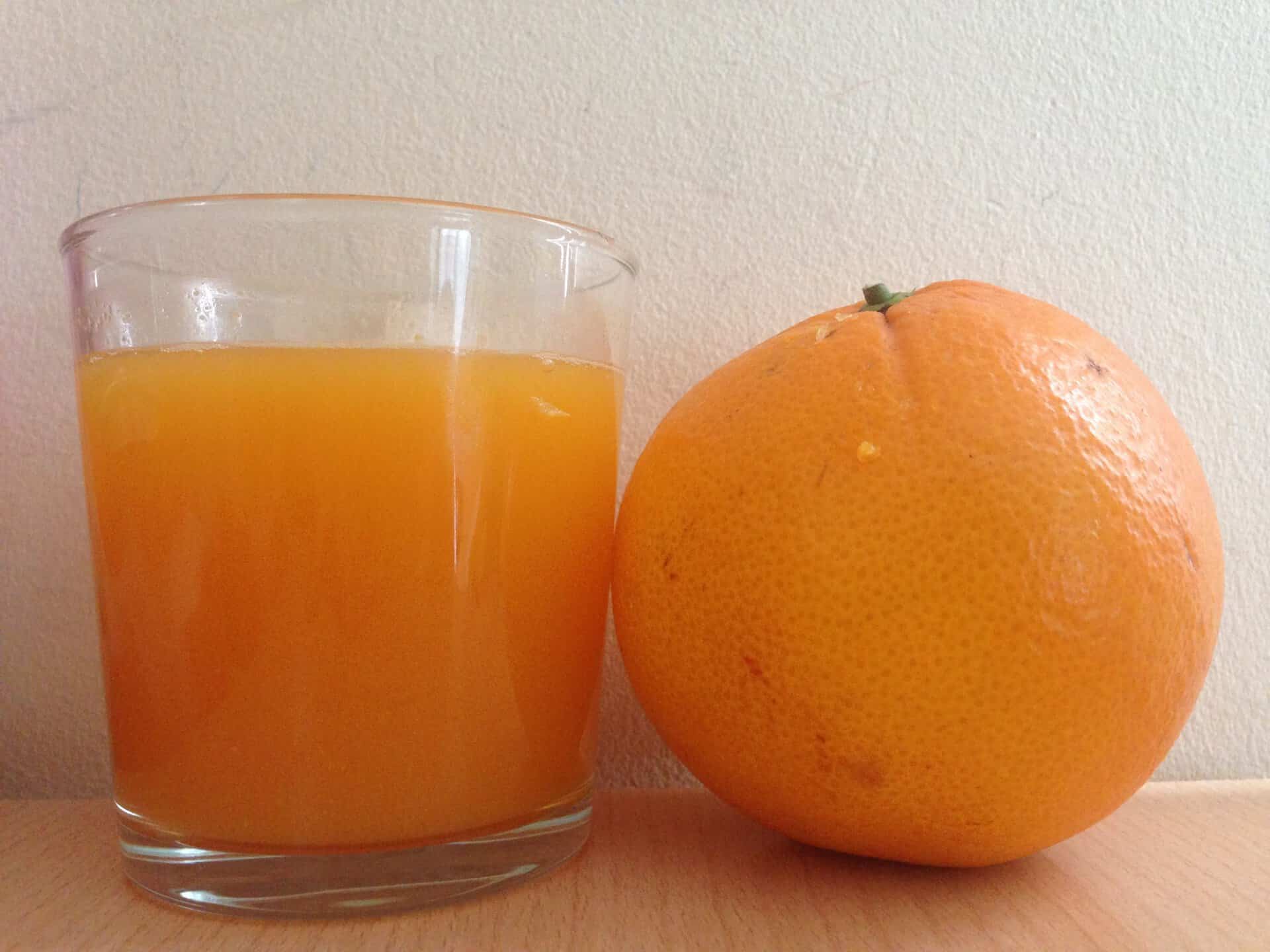 es bueno el zumo de naranja